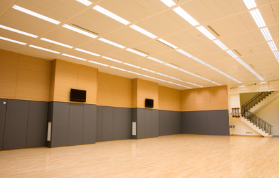 二號活動室設有木地板及兩個掛牆顯示器